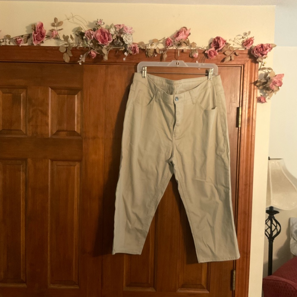 Riders by Lee Women's Beige Capris